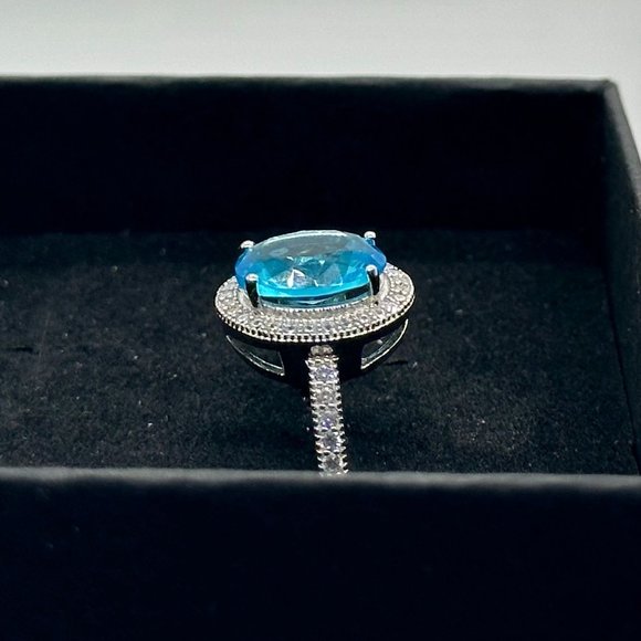 Brilliant Oval 3.60 Carat Blue Topaz Ring - Size 6 - Sterling Silver Setting - Picture 3 of 8